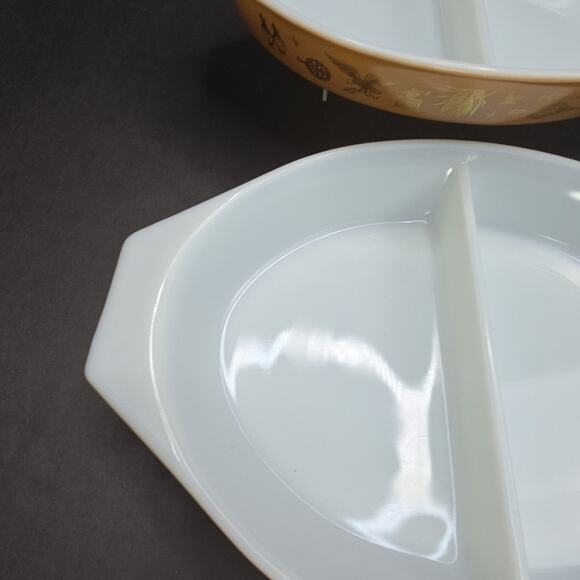 Pyrex Early American 1.5 Quart Divided Oval Covered Casserole Dish Set of 2. - Picture 4 of 13